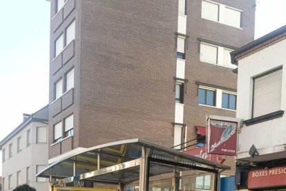 Instalación de la marquesina en la avenida de Portugal .