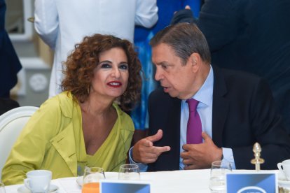 La vicepresidenta del Gobierno y ministra de Hacienda, María Jesús Montero, y el ministro de Agricultura, Luis Planas, durante un desayuno informativo de Fórum Europa.