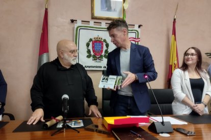Manuel Sierra recibe el reconocimiento de manos de Mario Rivas