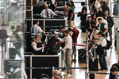 Colas en el aeropuerto de Berlín, uno de los que ha sufrido el ciberataque.