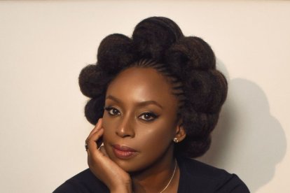 La escritora nigeriana Chimamanda Ngozi Adichie, voz de referencia del feminismo y la multiculturalidad.