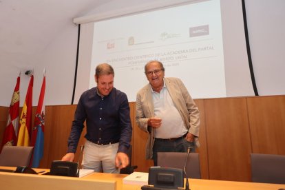 Javier Ramos (derecha), junto al edil Alonso.