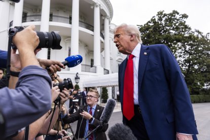 Trump habla con los periodistas en los jardines de la Casa Blanca.
