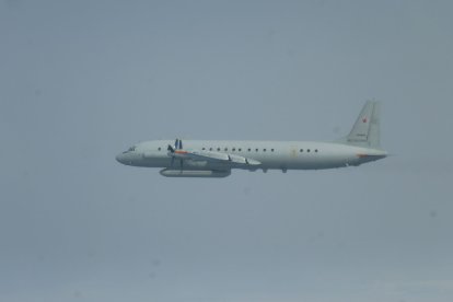 Avión ruso modelo IL-20M fotografiado por la Fuerza Aérea de Alemania en una imagen compartida por el Ministerio de Defensa alemán. La Fuerza Aérea de Alemania puso en el aire a dos Eurofighters este domingo sobre el mar Báltico para identificar y escoltar a un avión ruso que se encontraba en el espacio aéreo internacional.