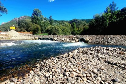 El río Sil, actualmente entubado a la altura de Valiña, con la pista que cruza de una orilla a otra.