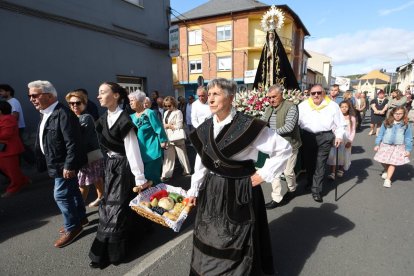 Camponaraya cumplió con la tradición festiva y sacó en procesión a la patrona la Virgen de la Soledad con las ofrendas.