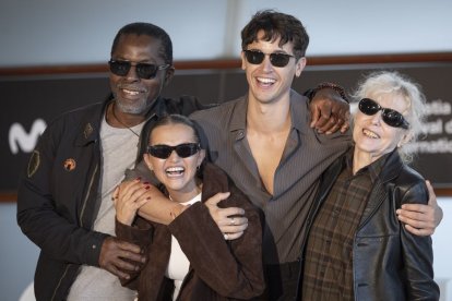 Claire Denis y los actores de 'The Fence'.