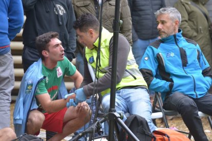 Carlos Mondelo dialoga con el médico sobre su lesión en el corro de Manzaneda de Torío.