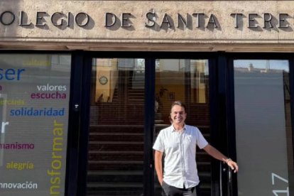 El docente leonés Manu Velasco, referente nacional en innovación educativa, a las puertas del Colegio de Santa Teresa donde impulsa una enseñanza basada en el acompañamiento emocional.