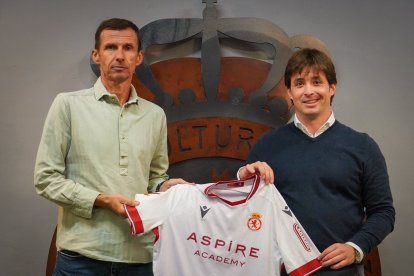 'Cuco' Ziganda junto a Manzanera posan con la camiseta de la Cultural para sellar el fichaje del entrenador.
