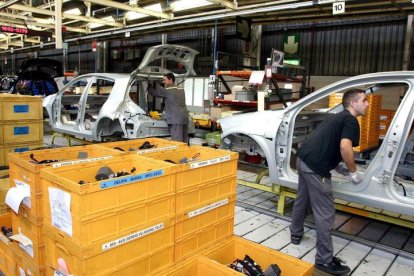 Unos trabajadores en una planta de Renault, en España.