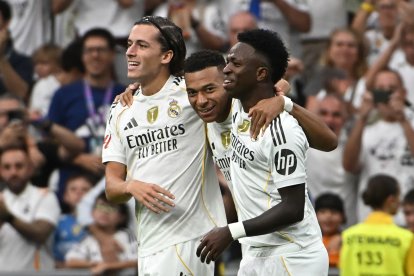 Álvaro Carreras, Kylian Mbappé y Vinicius celebran la victoria del Real Madrid.