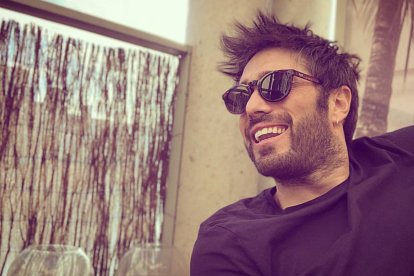 Dani Martínez, en la terraza de su ático madrileño, un espacio decorado con cañizo y detalles tropicales que refuerzan la sensación de refugio urbano