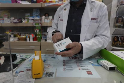 Archivo - Imagen de archivo de un farmacéutico que recorta el código de barras de una caja de paracetamol.