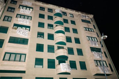Los vecinos de Paseo de Salamanca 1 cubrieronsu fachada con 10 pancartas de tela para que se vean desde Ordoño.