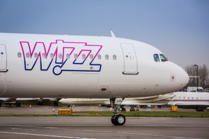 Avión perteneciente a la compañía Wizz Air.