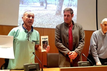 García Peña y Alonso con la memoria de la asociación.