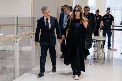 El expresidente francés Nicolás Sarkozy a su llegada al tribunal junto a su pareja, Carla Bruni.
