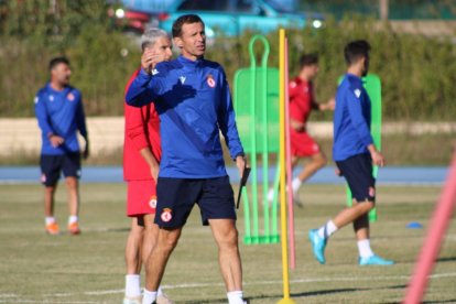 Cuco Ziganda en el entrenamiento de ayer de la Cultural preparando el partido del domingo.