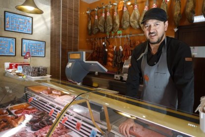 La Carnicería Madera es todo un referente en el sector por la calidad de sus materias primas y profesionalidad. Desde hace casi medio siglo en la calle Villa Benavente de León y para clientes de toda España. Su aval se lo dan los clientes que degustan y disfrutan de sus productos todo el año.