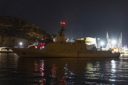 El buque de acción marítima (BAM) Furor ha zarpado la madrugada de este viernes del puerto de Cartagena para dar apoyo a la Global Sumud Flotilla que lleva ayuda humanitaria a la franja de Gaza, tras los ataques sufridos por varios de sus componentes el pasado martes. EFE/Marcial Guillén.