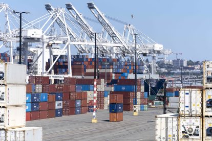 Archivo - Contenedores en el puerto de Seattle, Estados Unidos.