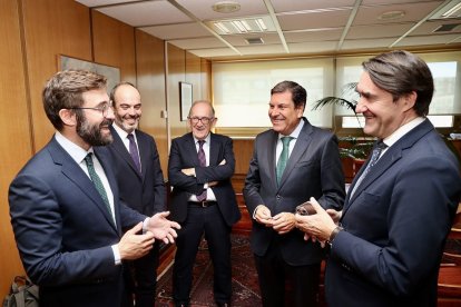 Joan Groizard conversa con Suárez-Quiones y Fernández Carriedo, tras la reunión en Madrid.