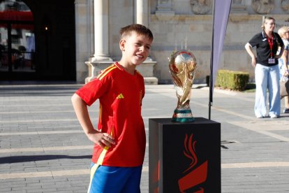 Uno de los cientos de niños que pudieron fotografiarse junto a la Copa del Mundo.