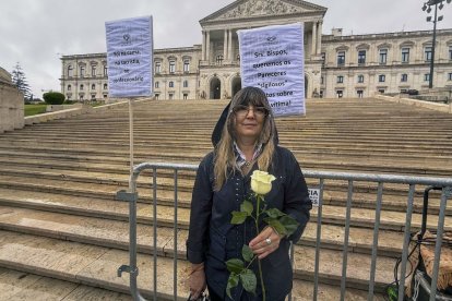 Una víctima enarbola la simbólica rosa blanca.