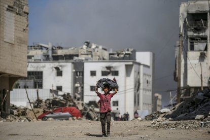 Imagen de un niño caminando por las calles destruidas de Gaza.