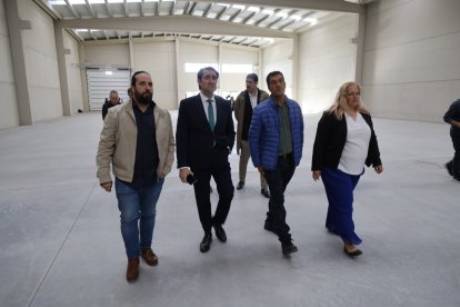 Quiñones presenta una nave construida por la Junta en el polígono de Villadangos.