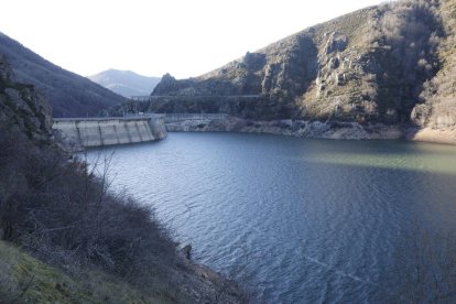 Imagen de la presa del embalse de Riaño.