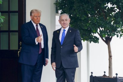 Donald Trump recibe a Benjamin Netanyahu cuando llega al Ala Oeste de la Casa Blanca.