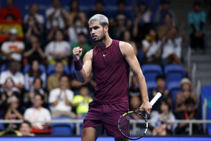 Carlos Alcaraz celebra su triunfo en la final del torneo de Tokio.