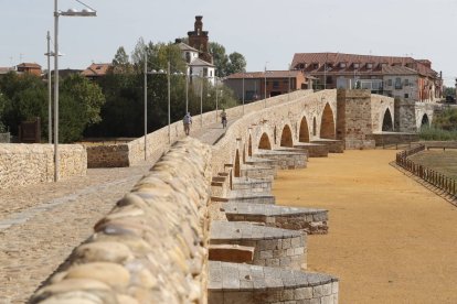 Vista del puente Hospital de Órbigo, uno de sus puntos más característicos.