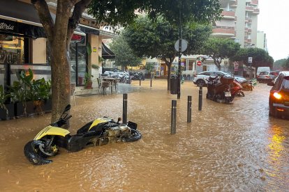 Vista general de las calles anegadas en Ibiza debido a las intensas lluvias.