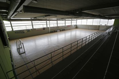 La cantera del Ademar entrena en el Ventas Oeste.