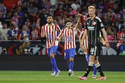El delantero argentino del Atlético de Madrid Julián Álvarezcelebra el quinto gol del equipo rojiblanco.