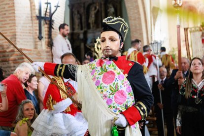 Imagen del Corpus de Laguna de Negrillos de este año y los danzantes Arsenio Martínez y Faustino Ugidos hacia 1934.