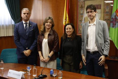 Firma del convenio de la Universidad de León con Leon Farma.