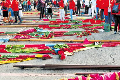 Los pendones se concentran en E.Lecrerc y elevan sus telas multicolores por la N-120 hasta La Virgen del Camino