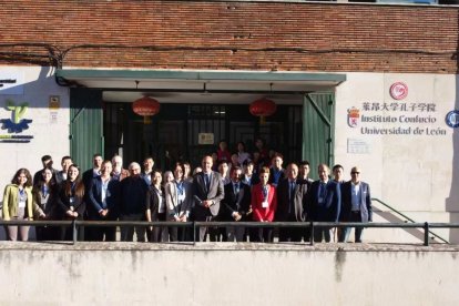 Organizadores y asistentes presenciales del congreso qeu acoge el Instituto Confucio de la ULE.