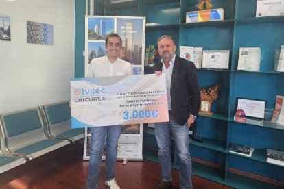 Fran recibe el cheque del primer permio, dotado con 3.000 euros