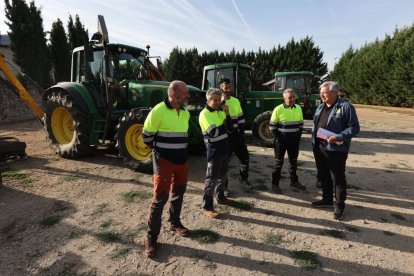 Raúl Valcarce con operarios de la flota móvil.