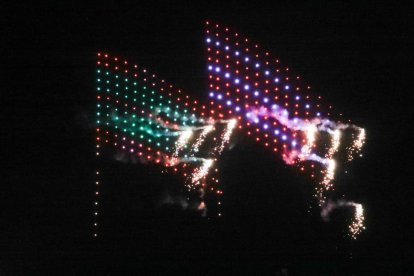 Los pendones leoneses combinaron los drones con los fuegos artificiales.