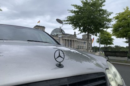 Un Mercedes ante la Puerta de Brandeburgo.