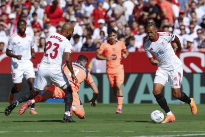 El defensa del Sevilla José Carmona celebra su gol contra el Barcelona, durante el partido de la jornada 8 de Laliga EA Sports, en el estadio Sánchez-Pizjuán en Sevilla.-EFE/ Raúl Caro.
