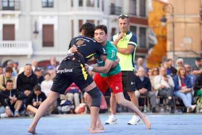 Adrián Bandera superó a Mondelo, que cedió el liderato de ligeros ante Yugueros.