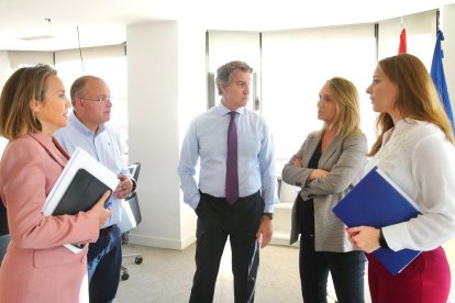 El líder del PP, Alberto Núñez Feijóo, preside la reunión del comité de dirección del PP.