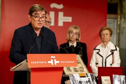 Luis García Montero, Susana Aldecoa y Ángeles Encinar. A la derecha, los objetos guardados en la caja del Cervantes.